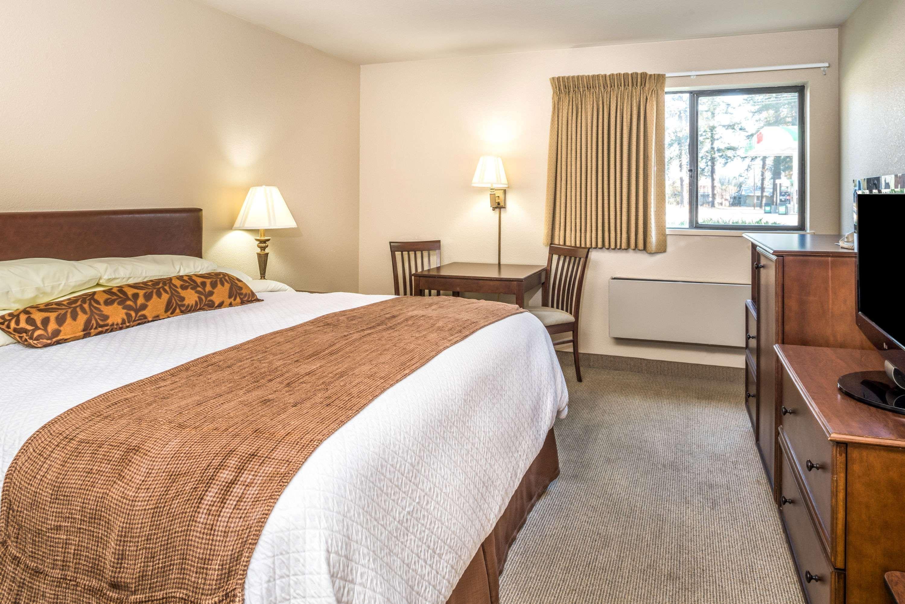 Super 8 By Wyndham St. Regis Otel Dış mekan fotoğraf
