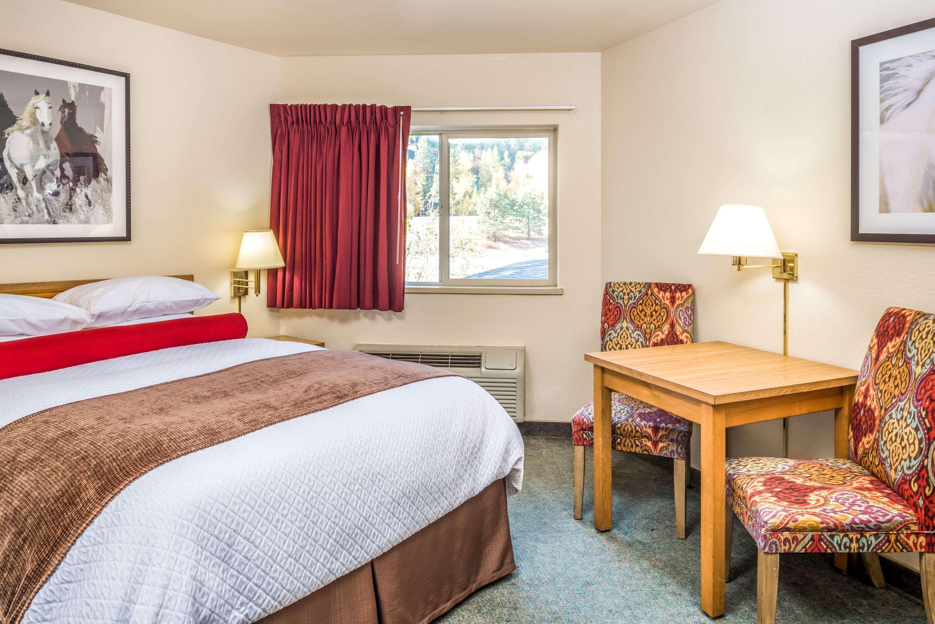Super 8 By Wyndham St. Regis Otel Dış mekan fotoğraf