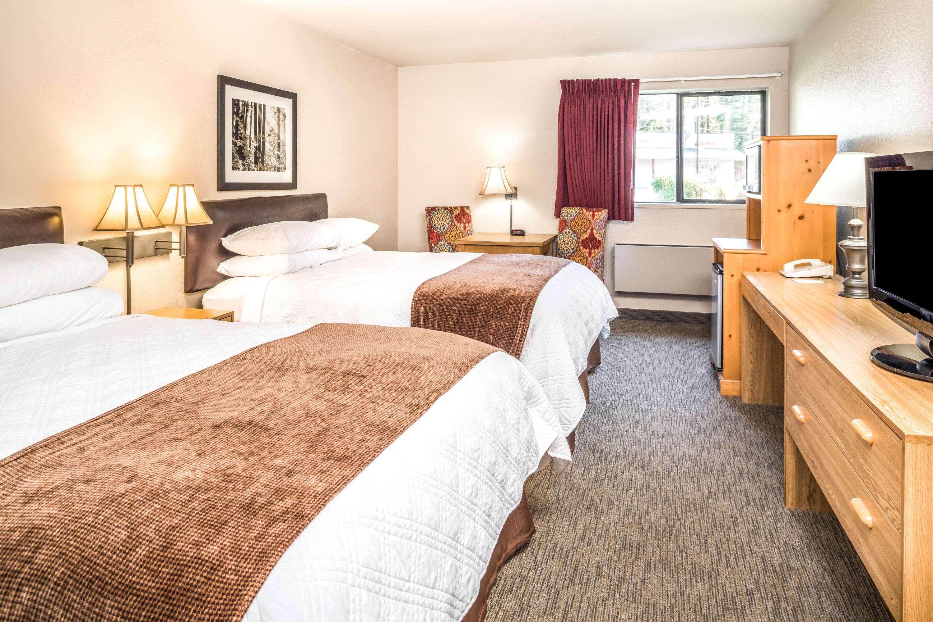 Super 8 By Wyndham St. Regis Otel Dış mekan fotoğraf