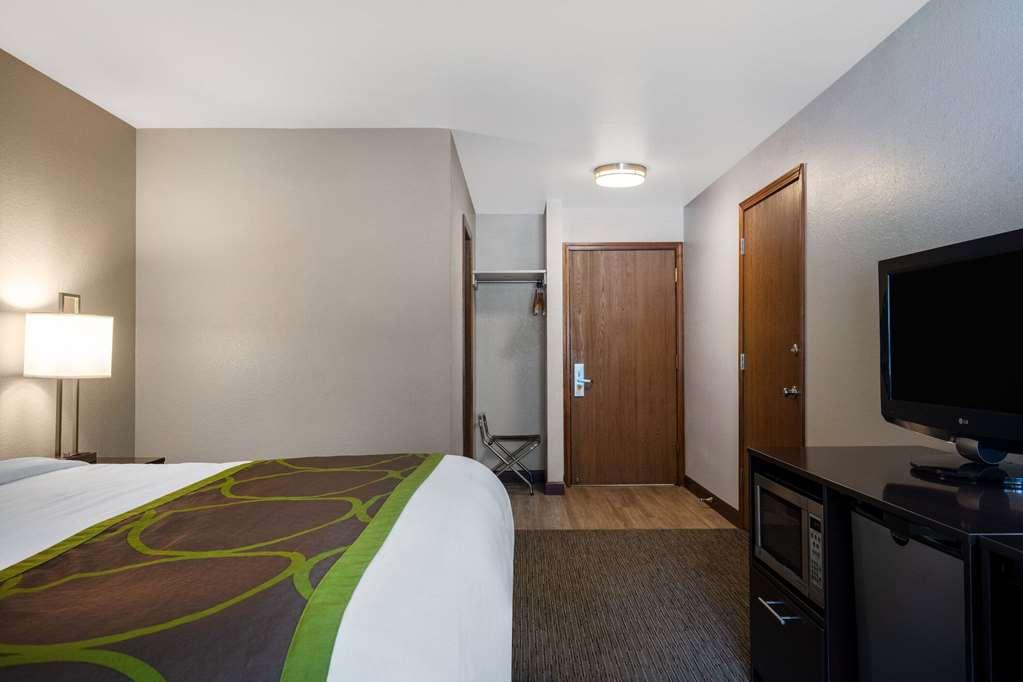Super 8 By Wyndham St. Regis Otel Oda fotoğraf