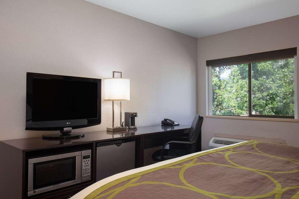 Super 8 By Wyndham St. Regis Otel Oda fotoğraf