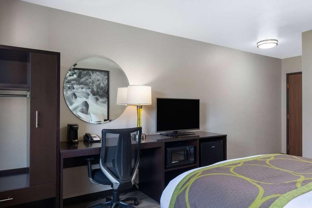 Super 8 By Wyndham St. Regis Otel Oda fotoğraf
