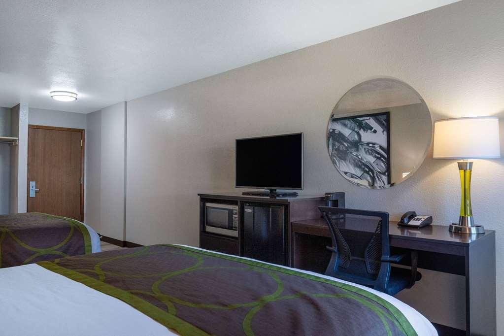 Super 8 By Wyndham St. Regis Otel Oda fotoğraf