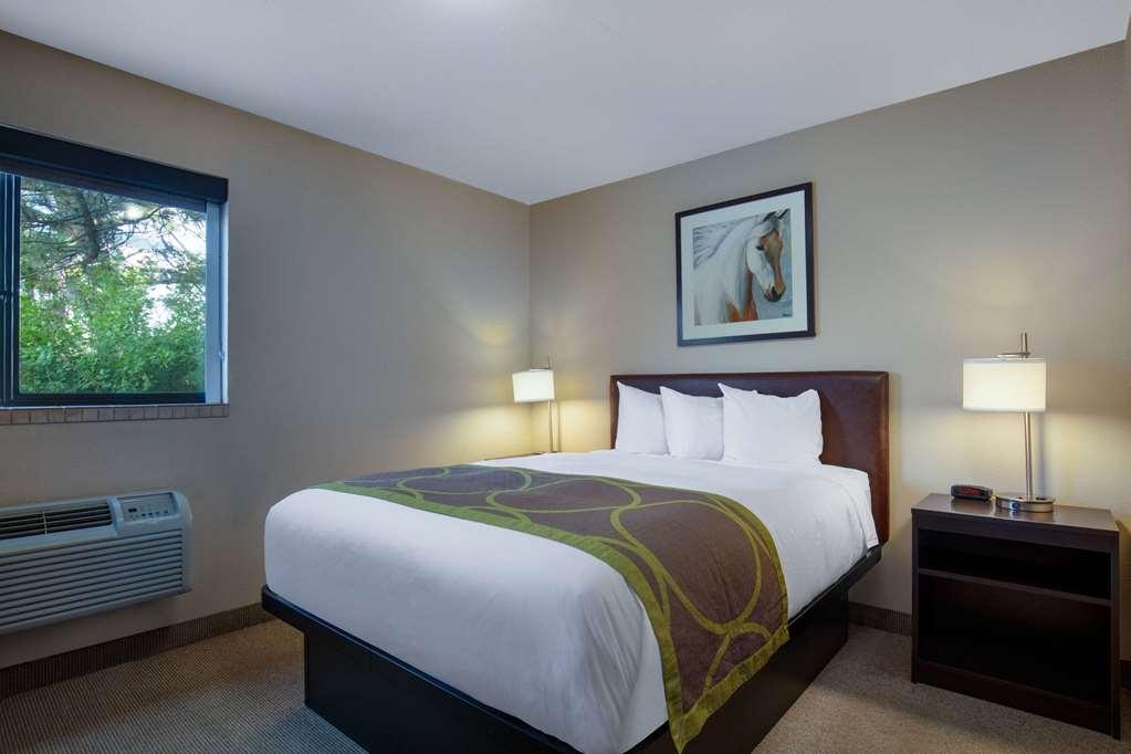 Super 8 By Wyndham St. Regis Otel Oda fotoğraf